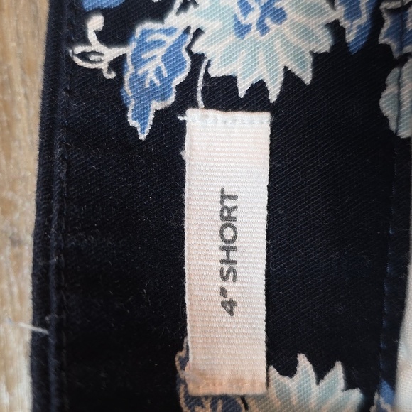 Loft- Floral Patterned Black Women's Shorts. Size 4 - Picture 4 of 5